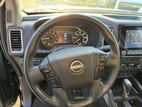 Used 2024 Nissan Frontier SV w/ SV Convenience Package image 12