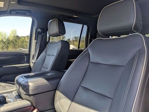 Used 2022 GMC Yukon XL SLT w/ SLT Premium Package image 14