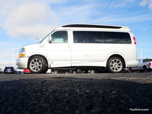 Used 2018 GMC Savana 2500 w/ Enhanced Convenience Package image 18