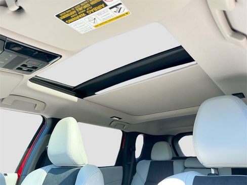 New 2025 Mitsubishi Outlander SE image 22