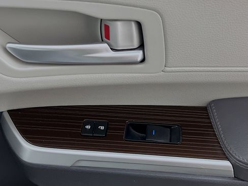 Used 2024 Toyota Sienna XLE image 32