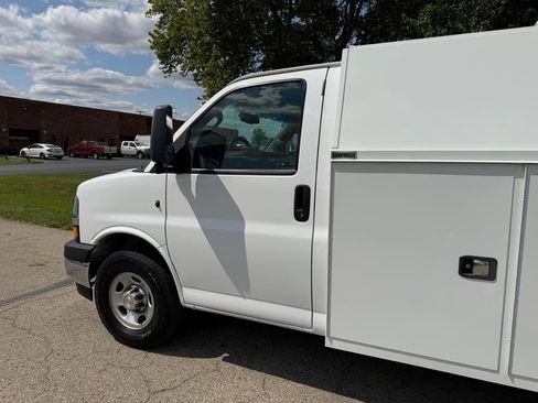 Used 2022 Chevrolet Express 3500 w/ Power Convenience Package RWD image 16