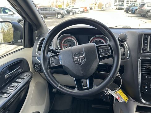Used 2018 Dodge Grand Caravan SXT image 10