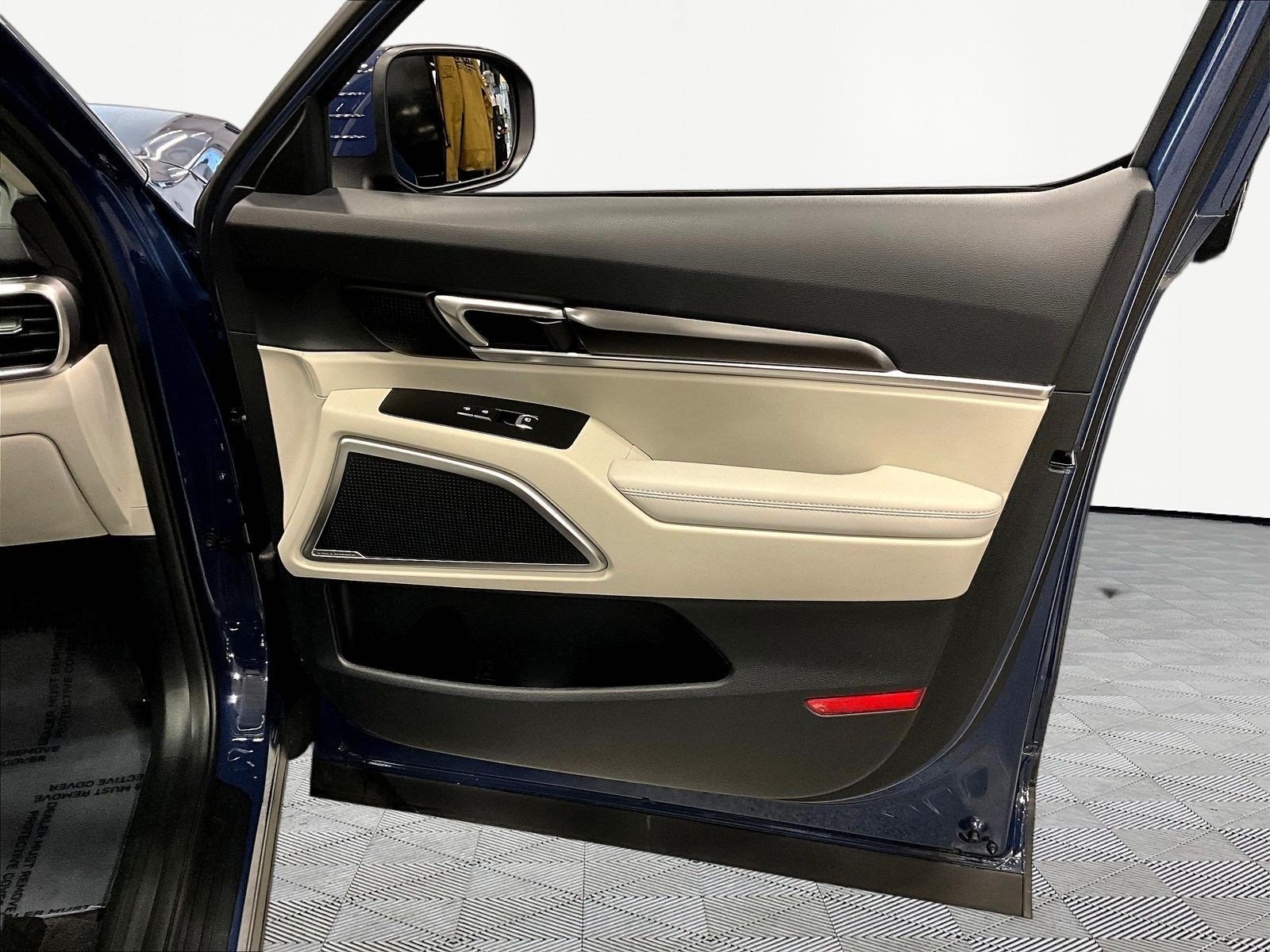Used 2025 Kia Telluride S FWD image 29