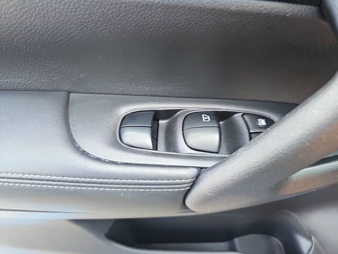 Used 2018 Nissan Rogue S AWD/4WD image 23