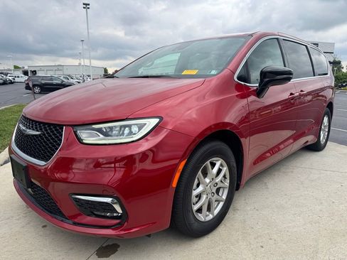 Used 2025 Chrysler Pacifica Select FWD image 3
