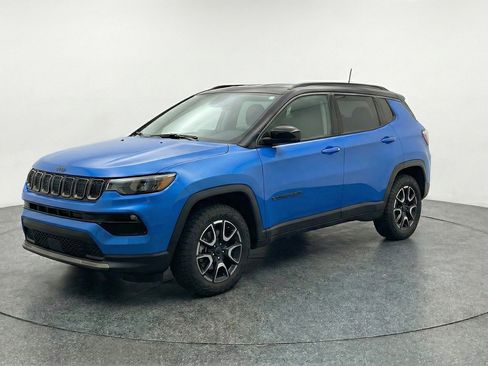Used 2025 Jeep Compass Trailhawk AWD/4WD image 3