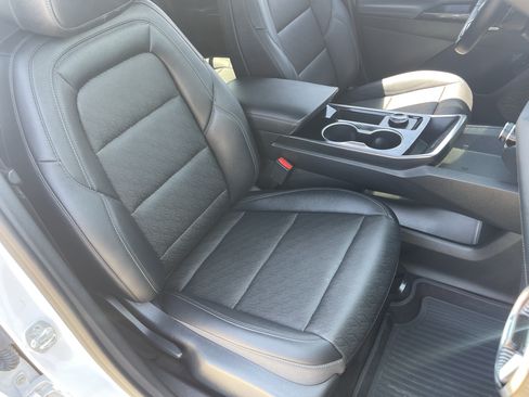 Used 2026 Chevrolet Equinox LT w/ Convenience Package II FWD image 9