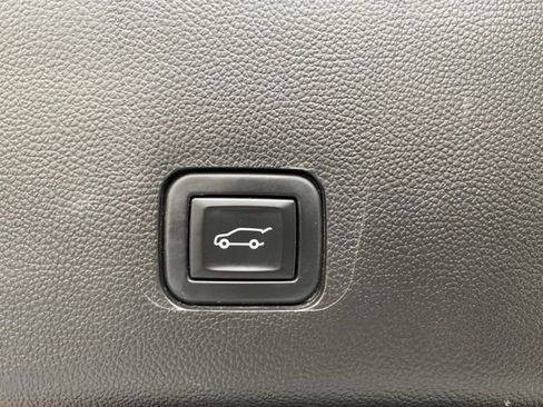 Used 2021 Chevrolet Traverse Premier image 8