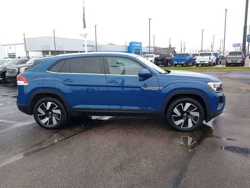 Used 2025 Volkswagen Atlas Cross Sport SE image 2