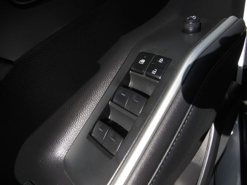 Used 2023 Toyota Highlander L image 24