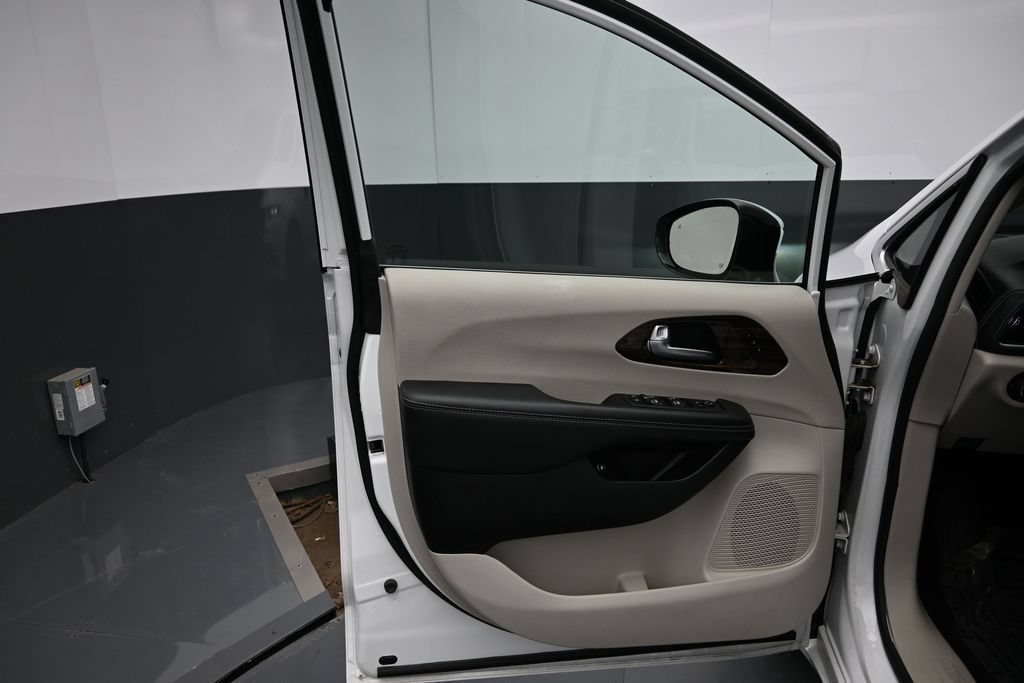 Used 2023 Chrysler Pacifica Limited FWD image 20