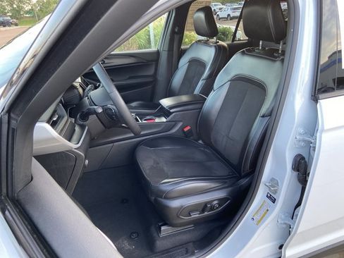 Used 2024 Jeep Grand Cherokee Altitude RWD image 18