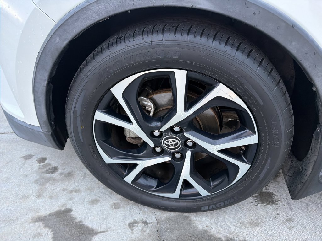 Used 2018 Toyota C-HR XLE FWD image 30