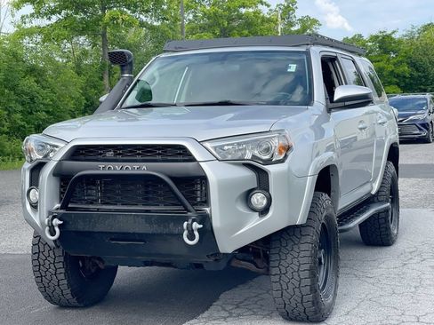 Used 2019 Toyota 4Runner SR5 AWD/4WD image 2