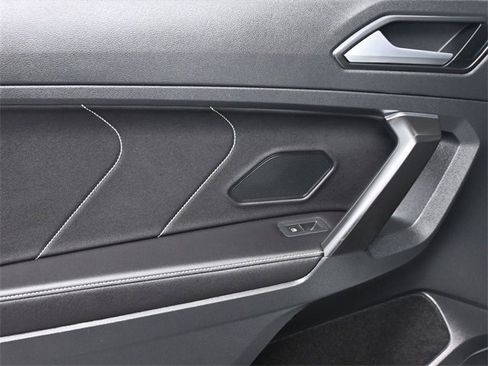 Used 2022 Volkswagen Tiguan SE image 14