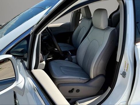 Used 2018 Chrysler Pacifica Touring-L FWD image 19