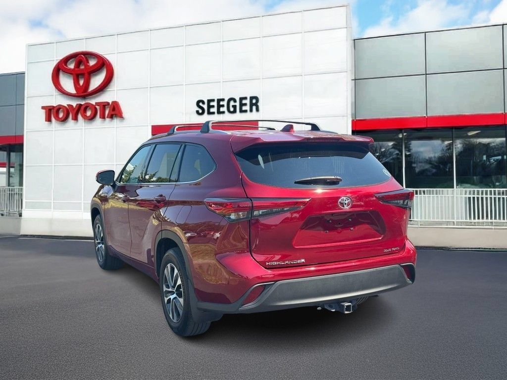 Used 2022 Toyota Highlander XLE AWD/4WD image 9