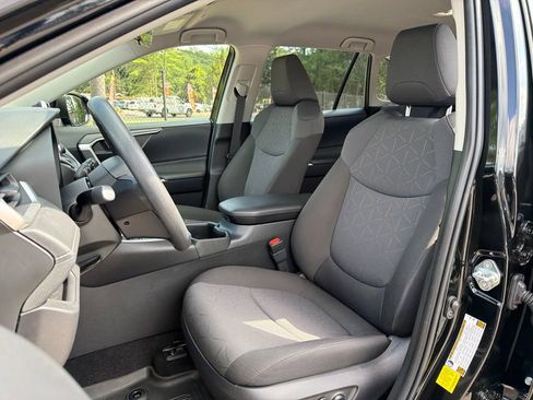 Used 2025 Toyota RAV4 XLE AWD/4WD image 18