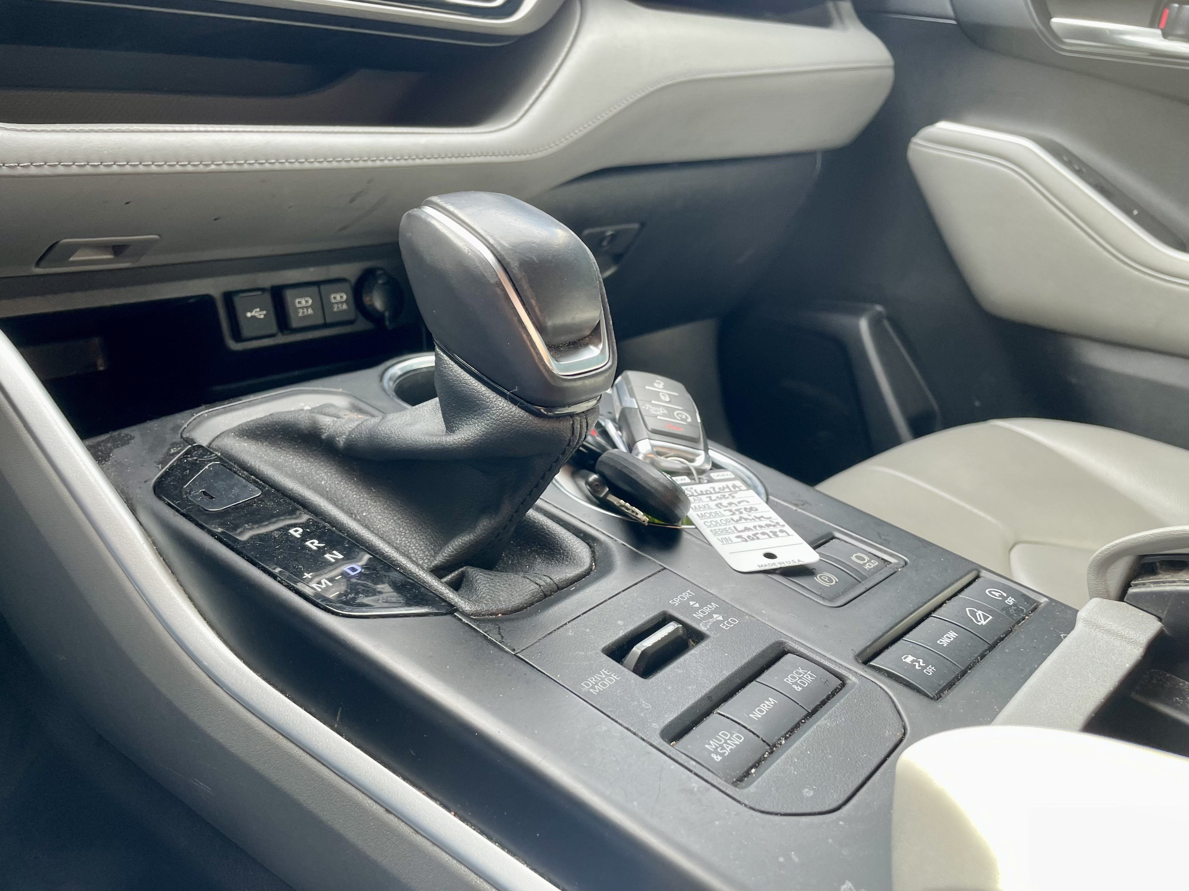 Used 2021 Toyota Highlander XLE AWD/4WD image 19