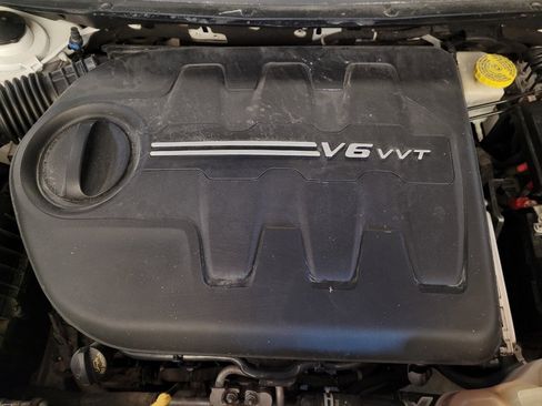 Used 2019 Jeep Cherokee Latitude Plus w/ Comfort/Convenience Group image 30