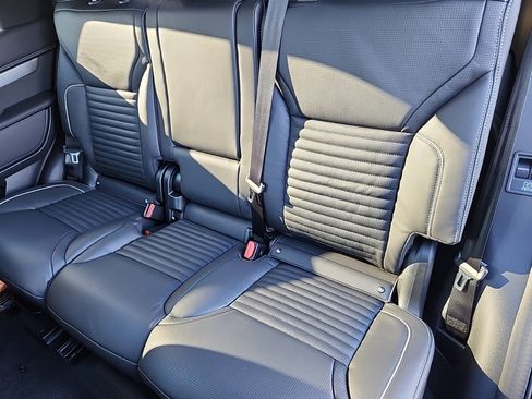 New 2024 Land Rover Discovery Dynamic SE image 25