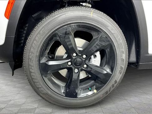 New 2025 Jeep Grand Cherokee Altitude image 12