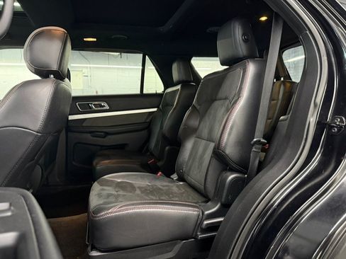 Used 2017 Ford Explorer XLT w/ Equipment Group 202A AWD/4WD image 33