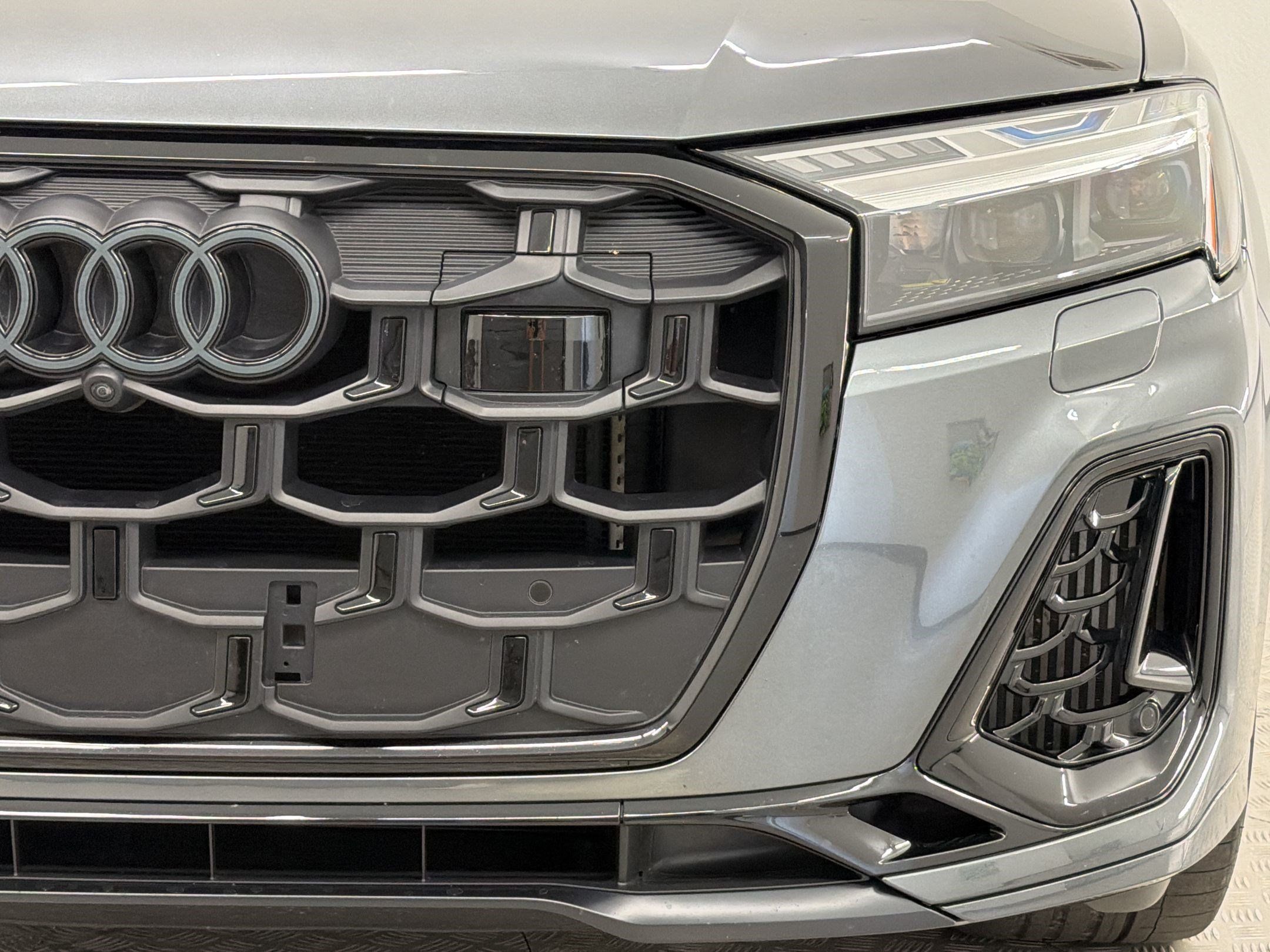 Used 2025 Audi SQ7 Prestige AWD/4WD image 12