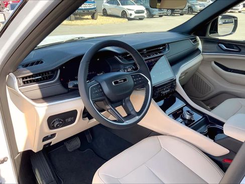 Used 2025 Jeep Grand Cherokee L Limited image 18