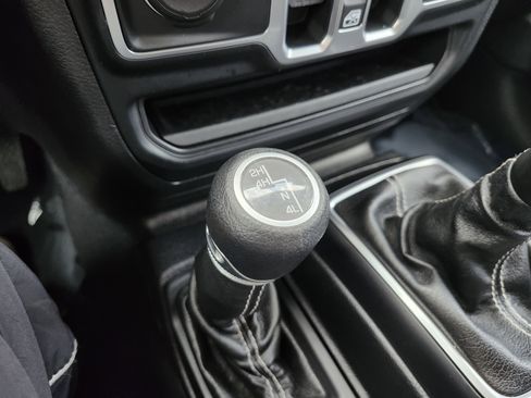 Used 2018 Jeep Wrangler Unlimited Sahara w/ Cold Weather Group AWD/4WD image 10