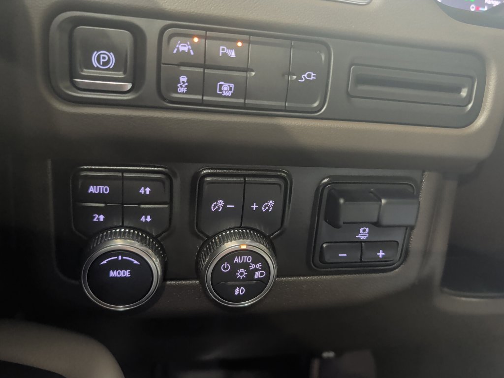 Used 2022 GMC Yukon SLT w/ SLT Luxury Package AWD/4WD image 24