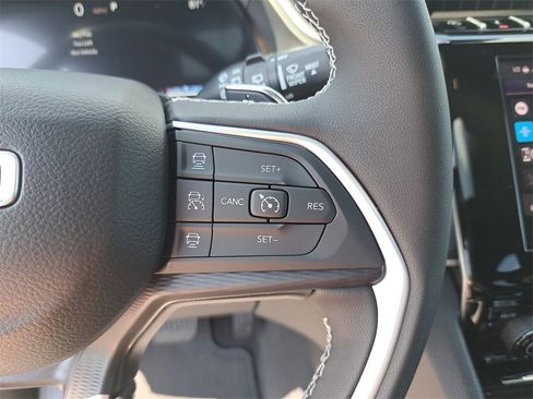 New 2025 Jeep Grand Cherokee L Altitude image 18