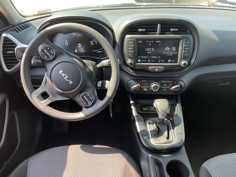 Used 2025 Kia Soul LX w/ LX Technology Package FWD image 11
