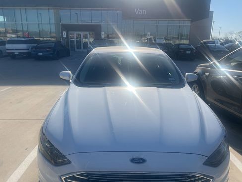 Used 2017 Ford Fusion SE w/ Fusion SE Technology Package image 2