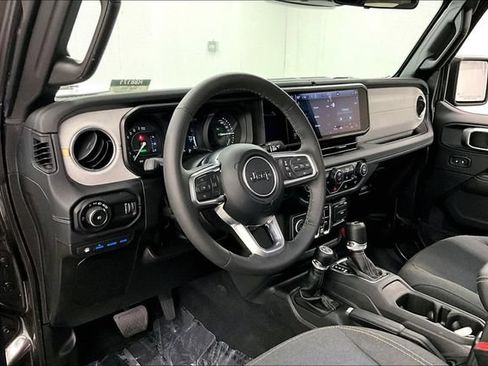 Used 2025 Jeep Wrangler Unlimited Sahara AWD/4WD image 17