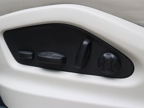 Used 2022 Porsche Cayenne Platinum Edition image 38