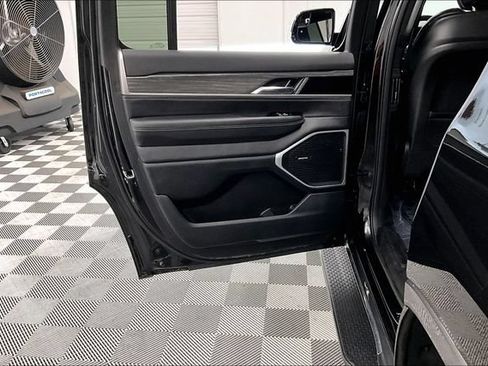 Used 2022 Jeep Wagoneer Series II AWD/4WD image 22