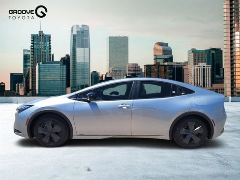 Used 2025 Toyota Prius LE AWD/4WD image 2