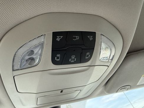 Used 2023 Chrysler Pacifica Touring-L image 31