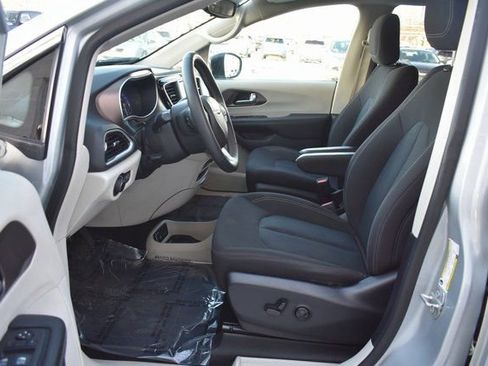 Used 2024 Chrysler Voyager LX image 13