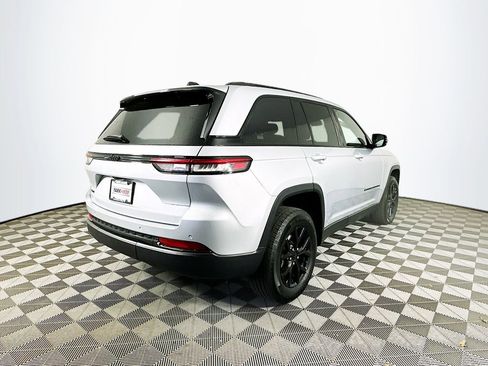 Used 2025 Jeep Grand Cherokee Altitude AWD/4WD image 12