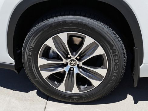 Used 2022 Toyota Highlander XLE AWD/4WD image 12