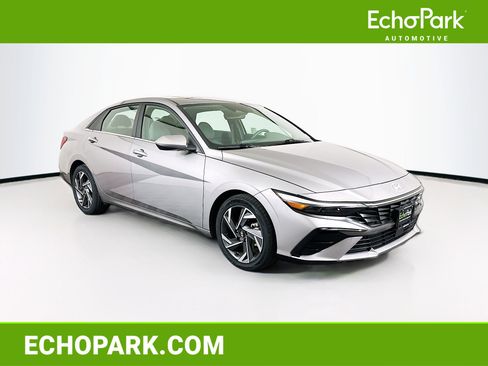 Used 2025 Hyundai Elantra SEL image 1