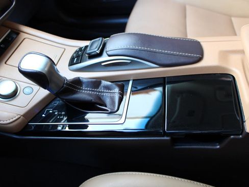 Used 2017 Lexus ES 350 w/ Navigation System Package image 36