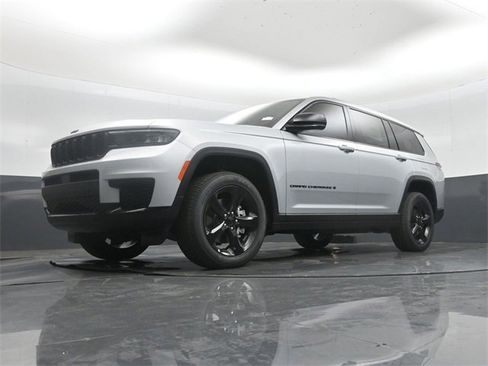New 2025 Jeep Grand Cherokee L Altitude image 39