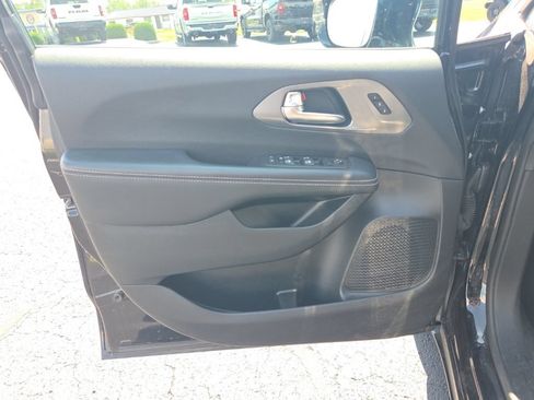 Used 2025 Chrysler Pacifica Select FWD image 17