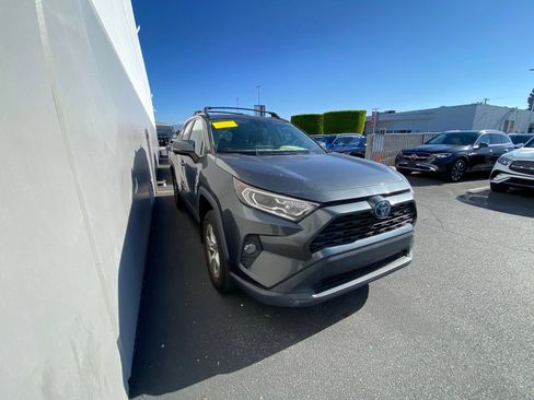 Used 2021 Toyota RAV4 XLE AWD/4WD image 2