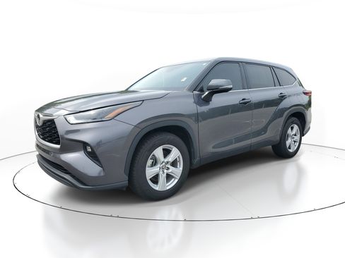 Used 2021 Toyota Highlander LE FWD image 3