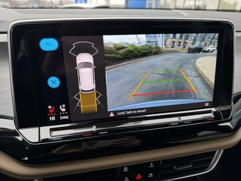 Used 2024 Volkswagen Atlas Cross Sport SE w/ Panoramic Sunroof Package image 13